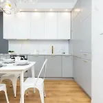 One Bedroom In Center By Renters Prestige *