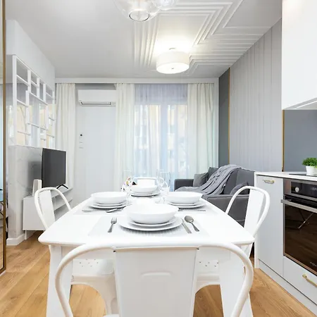 아파트 One Bedroom In Center By Renters Prestige 바르샤바